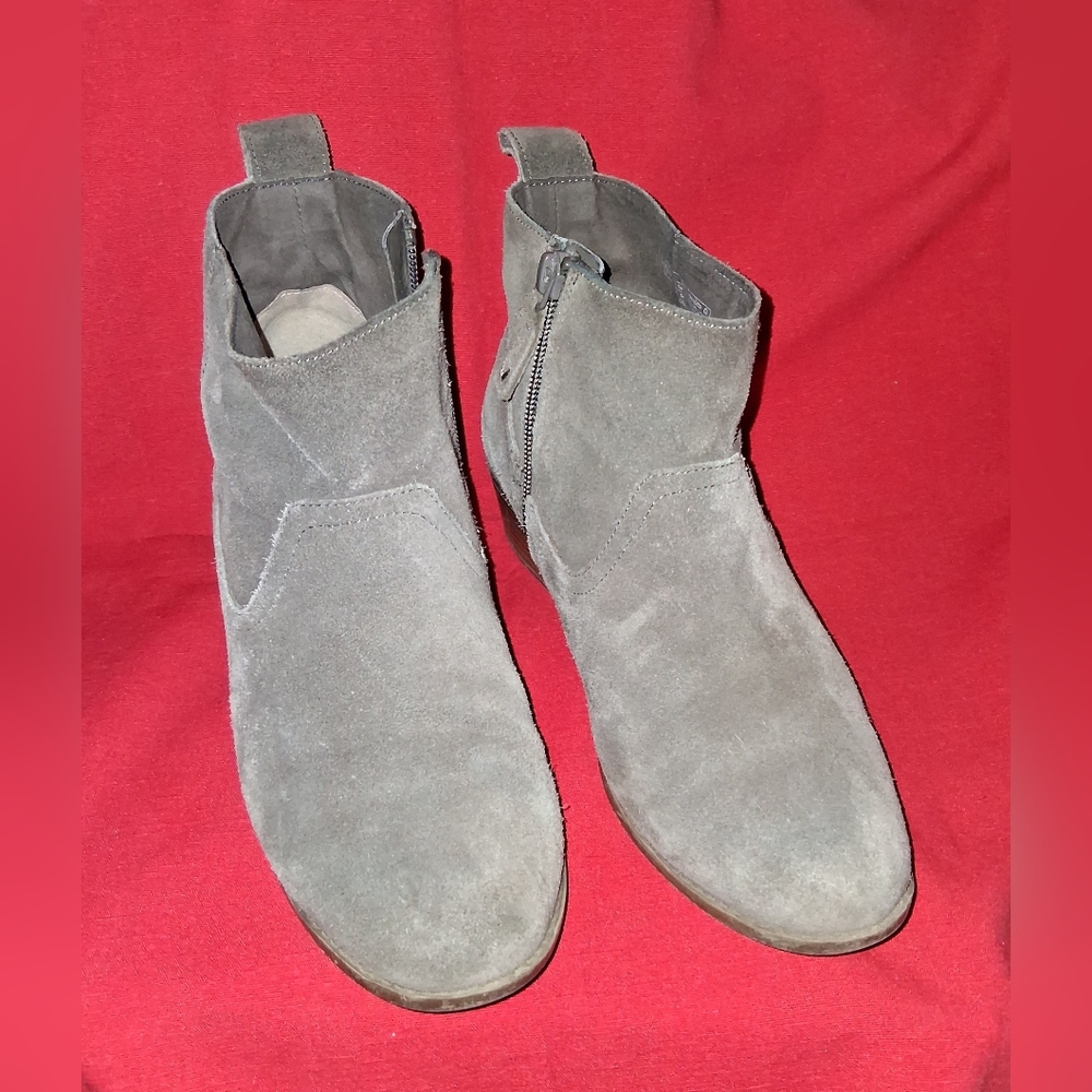 Vionic Vera 7W Greige Suede Boots
